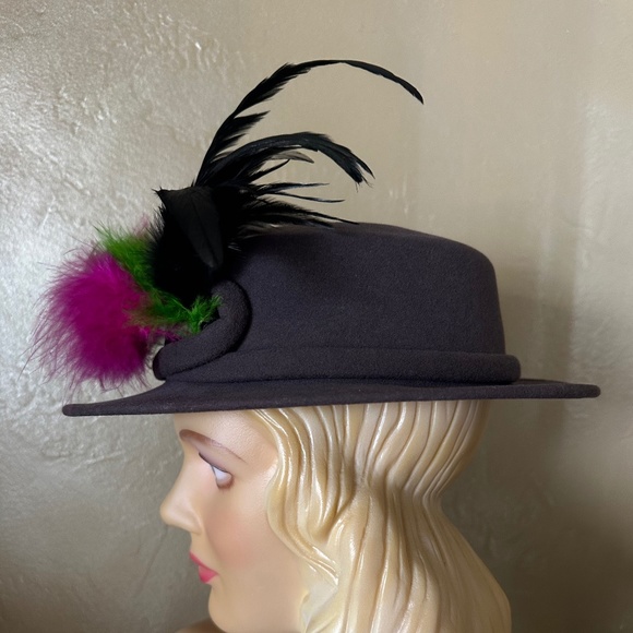GRACEFUL DRK. COBALT BLUE FELT DESIGNER VINTAGE FEDORA + MULTICOLRED FEATHERS - Picture 10 of 13